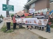 Organizaciones de derechos humanos se manifiestan fuera de la oficina del senador Bianchi