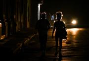 Cuba restablece su red eléctrica tras apagón masivo, pero persisten los cortes prolongados