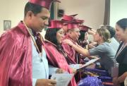 Adultos vuelven a estudiar y se gradúan como bachilleres en Guayaquil