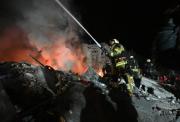 Doce fallecidos y un edificio residencial destruido tras bombardeos rusos en Ucrania