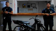 Escapaba en una moto robada por la Ruta del Petróleo y la abandonó para darse a la fuga por la barda