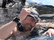 Un italiano nadó más de 100 metros bajo hielo, sin traje y sin respirar: marcó dos nuevos récords mundiales