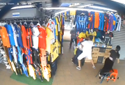 Así fue el violento asalto a vendedora de camisetas en la Bahía de Guayaquil