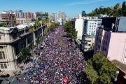 Miles de mujeres se convocaron en Santiago por el 8M: actividades continuarán en la tarde