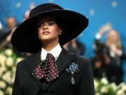 Disparan diez veces contra la casa de Rihanna en Los Ángeles mientras ella estaba adentro: un tiro entró y detuvieron a una mujer