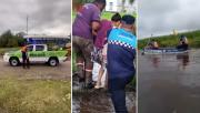 Policías y bomberos utilizan embarcaciones para llevar asistencia a las familias afectadas por las inundaciones en el este tucumano