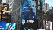 La pantalla publicitaria más famosa del mundo le dio la bienvenida a Alfredo Cornejo en Nueva York
