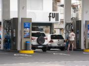 Suba del precio de la nafta: las petroleras negocian aumentos parejos en los surtidores por la disparada del barril