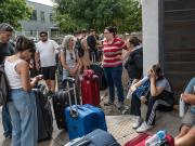 Se terminan las estadías en los hoteles de los vecinos evacuados por el derrumbe: la Ciudad dice que les garantiza el alojamiento