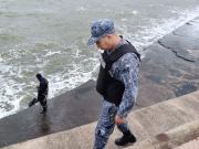 Pescadores llegaron a escollera Sarandí y, antes de tirar cañas, vieron cadáver flotando