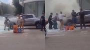 Pergamino: apagaron el incendio de una camioneta con sifones de soda en plena calle