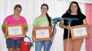 Limpieza en el Día de la Mujer: cuál fue el municipio que les entregó a ellas escobas y baldes como premios