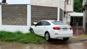 Violento choque en pleno centro de La Banda: un auto terminó contra la pared de una vivienda