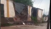 Rosario de Lerma: se derrumbó la pared de una casa de adobe durante el temporal