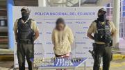 Tumbaco: Policía capturó a mujer luego de que arrojara droga desde el segundo piso de su casa
