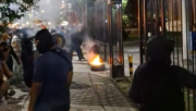 Protestas policiales en Jujuy terminaron con quema de neumáticos y forcejeo de rejas en Casa de Gobierno