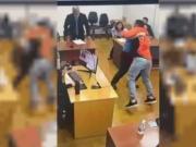Un preso desató toda su furia en una audiencia en San Juan: quiso pegarle al fiscal y rompió el televisor que había en la sala