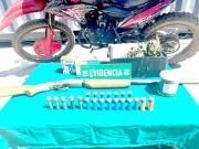 Detenido sujeto que se transportaba en moto robada y armado