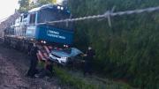Un tren carbonero arrolló a un auto en Maipú y el automovilista sufrió solo lesiones leves