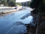 Aguas servidas inundan la Intercomunal de Macuto