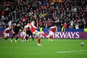 Champions League: Un penal salvó al Arsenal de la caída en Europa