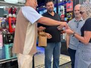 El Turco García sigue en política y repartió preservativos en Microcentro para concientizar sobre las enfermedades de transmisión sexual