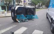 Choque, vuelco y caos de tránsito en La Plata: Tuvieron que patearle el parabrisa para que salga