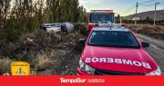 Perdió el control del auto y terminó volcando