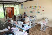 Mujeres aprenden costura como opción laboral