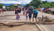 Pobladores de Abapó bloquean la carretera que va a la frontera con Argentina