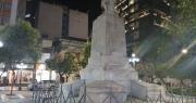 Colón ya está libre: Retiran las calaminas que resguardaban el monumento del centro paceño