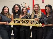 Con palitos de helado y pegamento, estudiantes crearon un puente capaz de soportar 430 kg: Realmente extraordinario