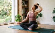 ¿Te duele el cuello? Esta rutina de yoga suave alivia las contracturas cervicales en minutos