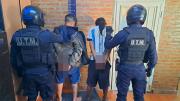 La policía detuvo a dos hombres armados y con drogas en La Banda