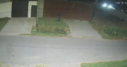 Video: vecinos de La Plata en alerta por menores que atacan casas a piedrazos y roban
