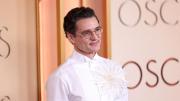 De blanco, negro y sin barba: Pedro Pascal sorprende en la alfombra roja de los Óscar