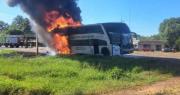 Bus de larga distancia que viajaba a Argentina ardió en llamas en Caazapá