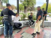 Sorprenden a jóvenes rayando pérgola en plaza San Francisco