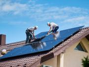 ¿El último suspiro del petróleo? Cómo la inestabilidad fósil está financiando (sin querer) la era solar