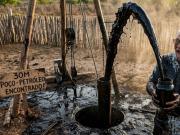 Un agricultor excavaba un pozo para buscar agua y encontró petróleo