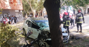 En el centro sanjuanino, un auto chocó con un colectivo y terminó impactando contra un árbol