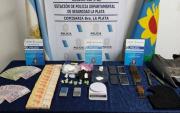 Un allanamiento en La Plata terminó con dos detenidos y el secuestro de cocaína, dinero y más de cien municiones