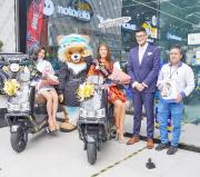 Entrega de motocicletas a belleza ambateña