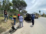 Vuelco de carro a consecuencia de acumulación de agua