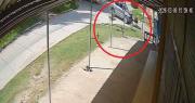Cámara capta el momento que un motociclista es atropellado por un vehículo