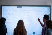 El colegio tecnológico de la UTN incorporó once pantallas interactivas para sus aulas