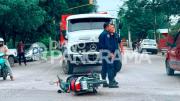 Una joven motociclista resultó herida al colisionar con un auto que se dio a la fuga