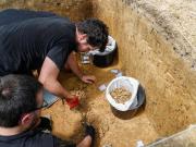 Hallazgo en una mina de sílex en República Checa: hace 6.000 años enterraron a dos posibles hermanas con un bebé y un perro