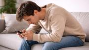 Joroba millennial: Especialista alerta por efectos del uso del celular en la postura y la salud