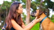 Hablarle a la mascota como si fuera una persona: el verdadero trasfondo de esta conducta y cómo puede afectar en el día a día